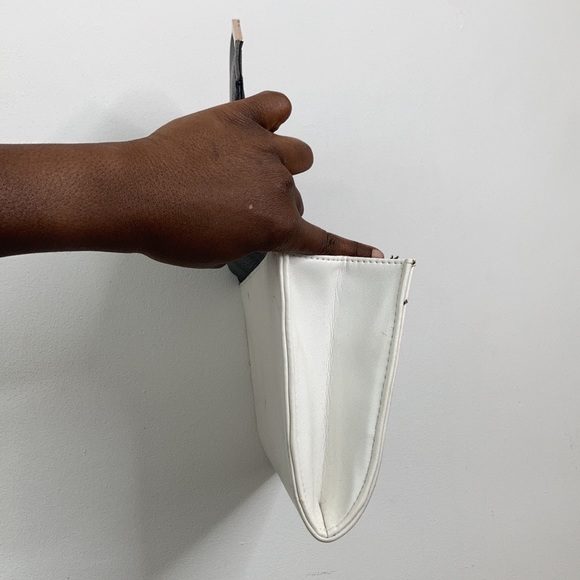 *NWT* Cute black and white Clutch - Picture 14 of 14